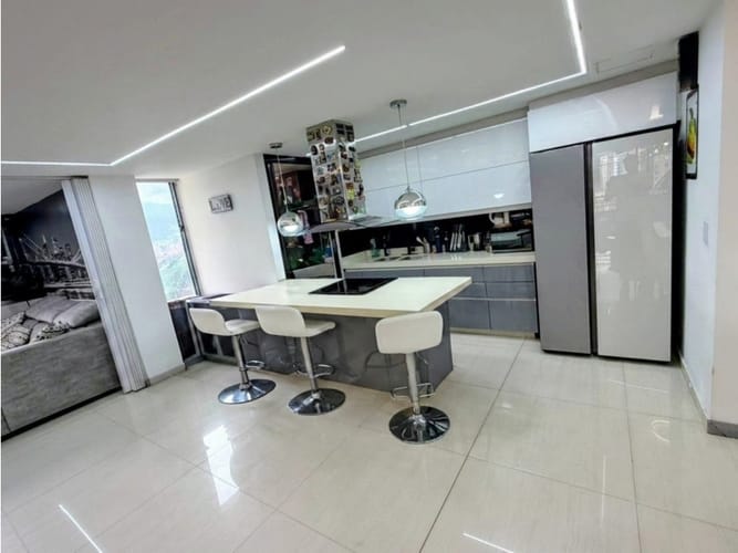Apartamento de 2 alcobas en venta en El Poblado, Medellín, 101 m² · foto 6 de 17