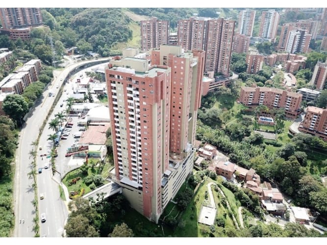 Apartamento de 2 alcobas en venta en El Poblado, Medellín, 101 m² · foto 10 de 17