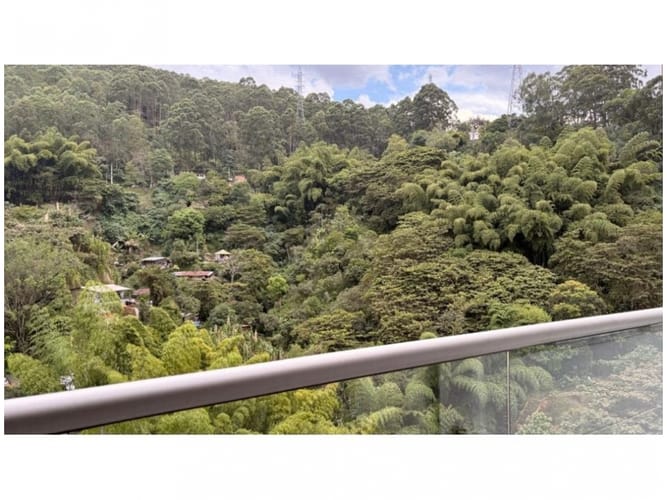 Apartamento de 2 alcobas en venta en Los Cerros - El Vergel, Medellín, 68 m² · foto 2 de 16