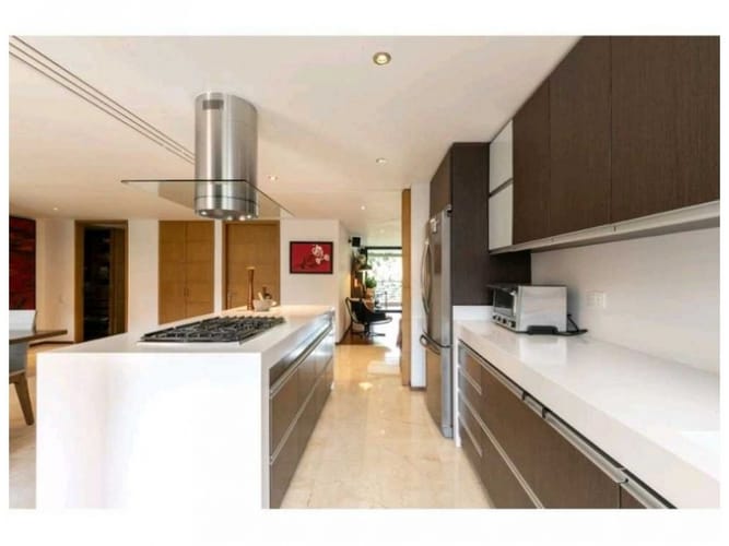 Apartamento de 3 alcobas en venta en El Poblado, Medellín, 226 m² · foto 2 de 21