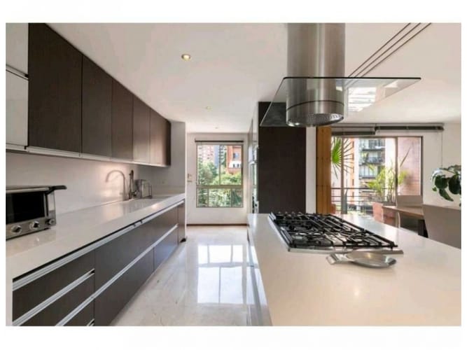 Apartamento de 3 alcobas en venta en El Poblado, Medellín, 226 m² · foto 3 de 21