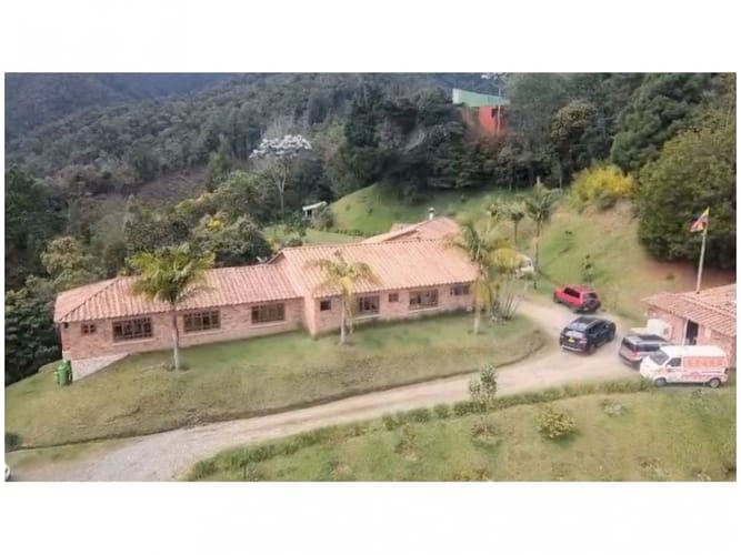 Casa de 10 alcobas en venta en Loma Del Escobero, Envigado, 487 m² · foto 1 de 24