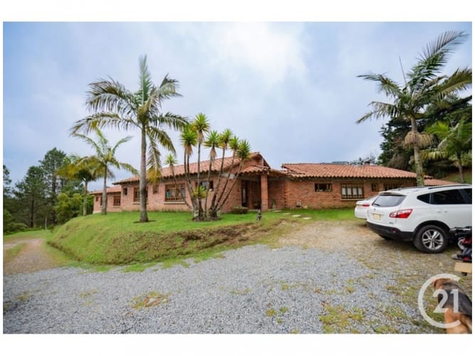 Casa de 10 alcobas en venta en Loma Del Escobero, Envigado, 487 m² · foto 2 de 24
