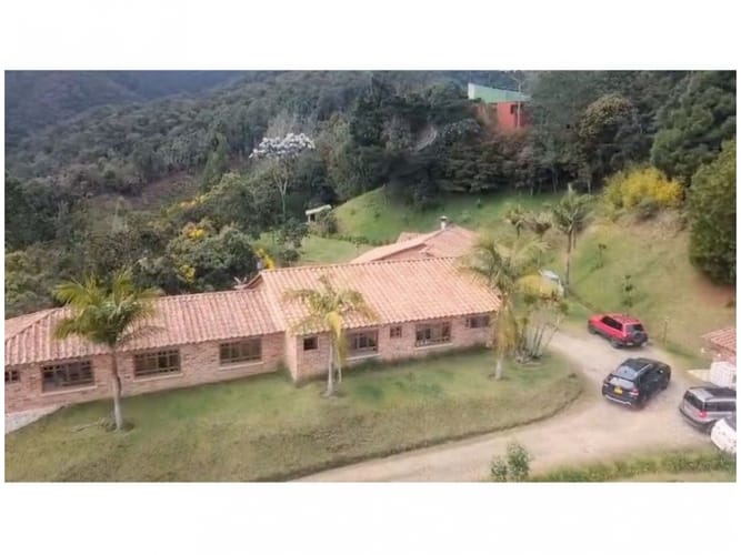Casa de 10 alcobas en venta en Loma Del Escobero, Envigado, 487 m² · foto 3 de 24