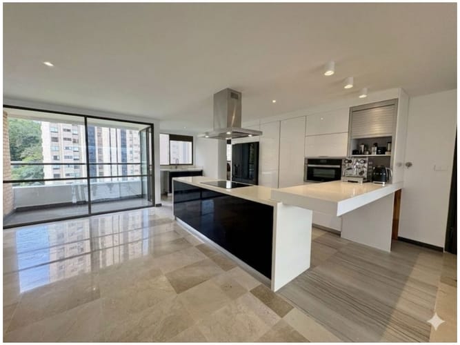 Apartamento de 3 alcobas en venta en El Poblado, Medellín, 220 m² · foto 3 de 14