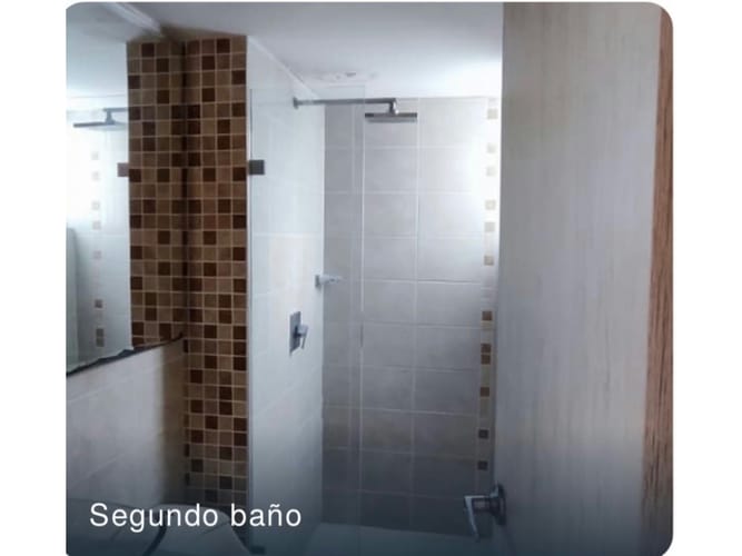 Apartamento de 2 alcobas en venta en Loma De Los Bernal, Medellín, 84 m² · foto 2 de 15