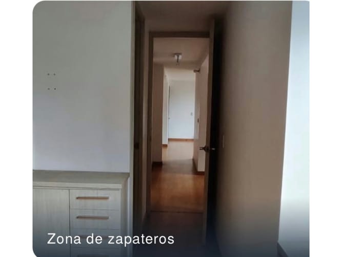 Apartamento de 2 alcobas en venta en Loma De Los Bernal, Medellín, 84 m² · foto 4 de 15