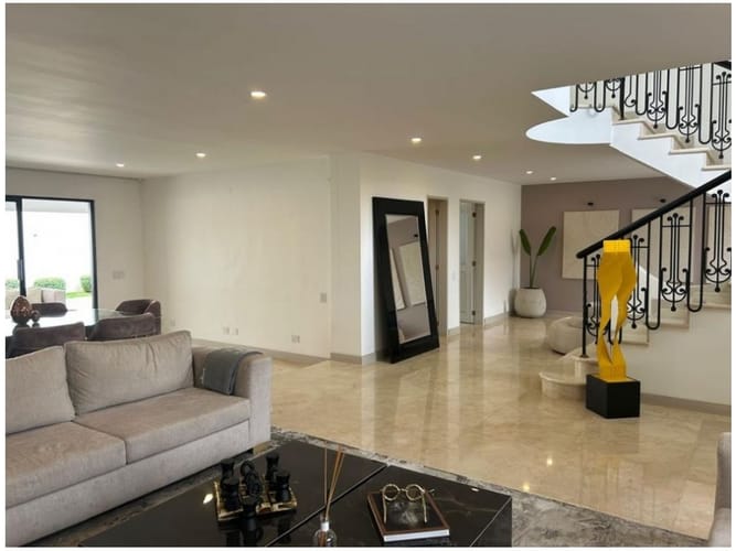 Casa de 5 alcobas en venta en San Lucas, Medellín, 448 m² · foto 3 de 24