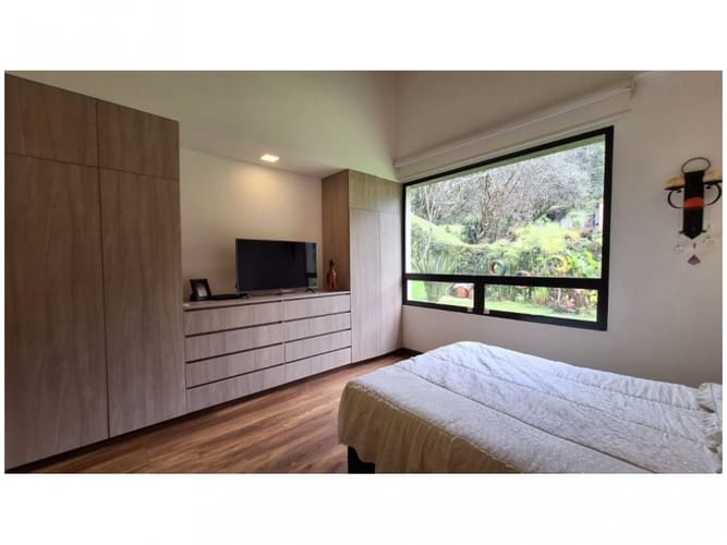 Casa de 3 alcobas en venta en Altos Del Escobero, Medellín, 1707 m² · foto 11 de 24