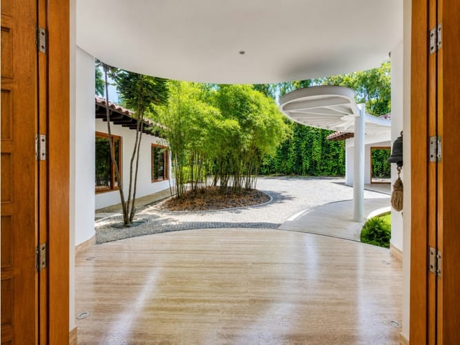 Casa de 4 alcobas en venta en El Poblado, Medellín, 587 m² · foto 4 de 13