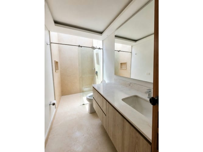 Casa de 4 alcobas en venta en El Poblado, Medellín, 587 m² · foto 10 de 13