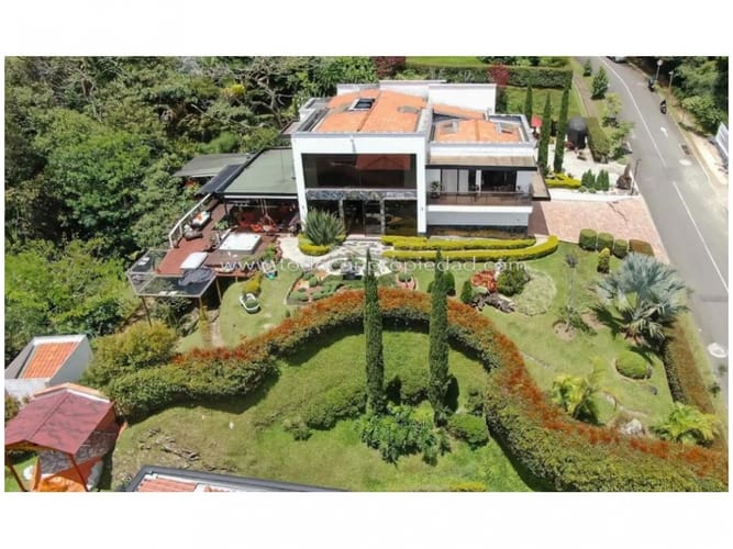 Casa de 3 alcobas en venta en El Poblado, Medellín, 1800 m² · foto 1 de 24