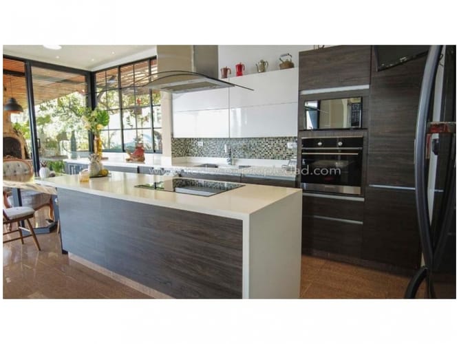 Casa de 3 alcobas en venta en El Poblado, Medellín, 1800 m² · foto 3 de 24