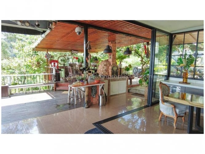 Casa de 3 alcobas en venta en El Poblado, Medellín, 1800 m² · foto 11 de 24
