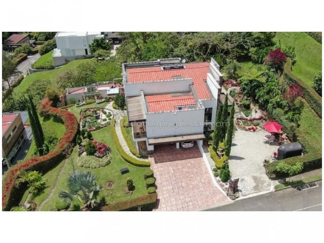 Casa de 3 alcobas en venta en El Poblado, Medellín, 1800 m² · foto 12 de 24