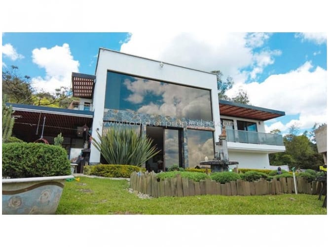 Casa de 3 alcobas en venta en El Poblado, Medellín, 1800 m² · foto 13 de 24