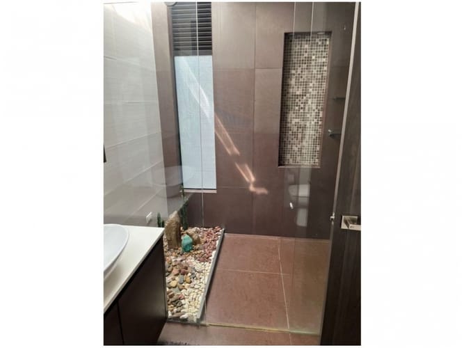 Casa de 3 alcobas en venta en El Poblado, Medellín, 1800 m² · foto 22 de 24