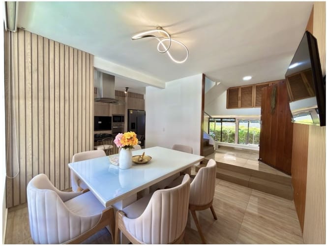 Casa de 4 alcobas en venta en Los Naranjos, Medellín, 240 m² · foto 3 de 22