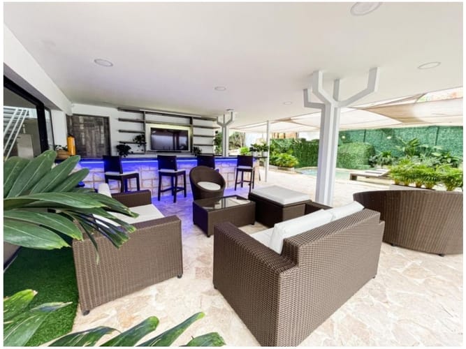 Casa de 8 alcobas en venta en Las Lomas, Medellín · foto 1 de 1