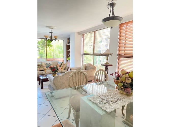 Apartamento de 2 alcobas en venta en El Poblado, Medellín, 120 m² · foto 4 de 5