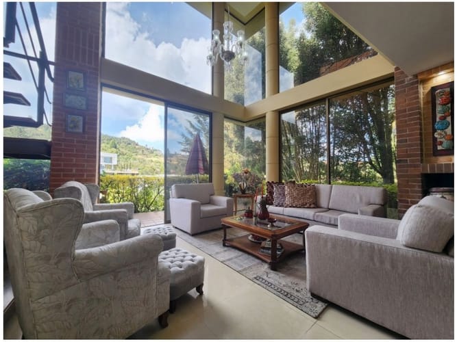 Casa de 4 alcobas en venta en Loma Del Escobero, Envigado, 480 m² · foto 2 de 24