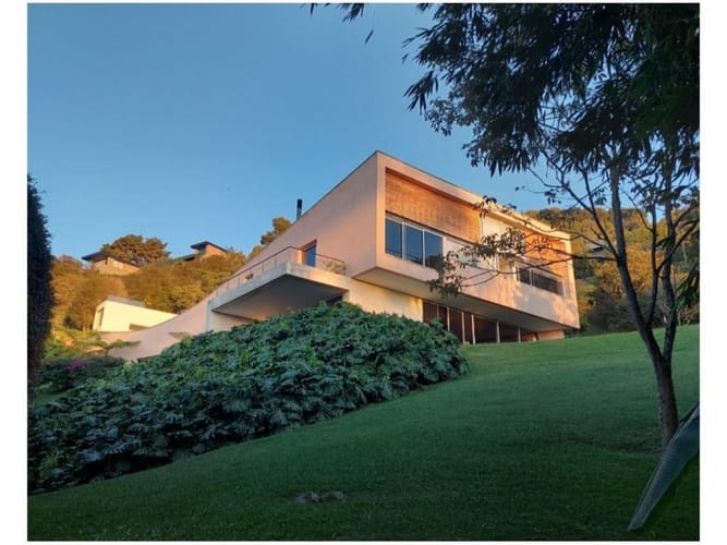 Casa de 3 alcobas en venta en El Poblado, Medellín, 530 m² · foto 2 de 24