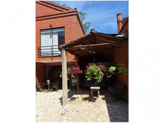 Casa de 3 alcobas en venta en Altos Del Poblado, Medellín, 355 m² · foto 2 de 10