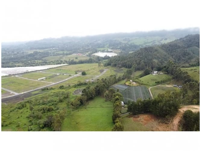 Lote en venta en El Tambo, La Ceja, 1421 m² · foto 4 de 9