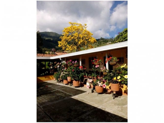 Casa de 3 alcobas en venta en Cabecera Urbana San Cristobal, Medellín, 1200 m² · foto 4 de 6