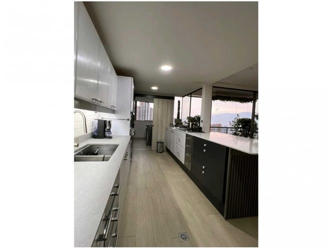 Apartamento de 4 alcobas en venta en El Poblado, Medellín, 243 m² · foto 8 de 24