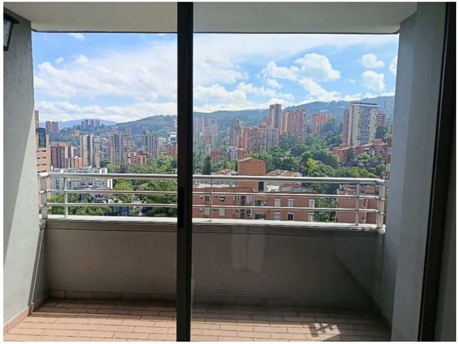 Apartamento de 3 alcobas en venta en El Poblado, Medellín, 76 m² · foto 3 de 16