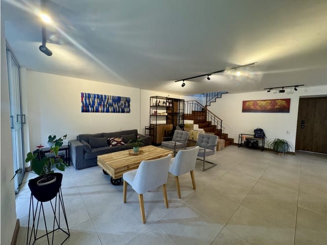 Casa de 4 alcobas en venta en El Poblado, Medellín, 213 m² · foto 2 de 5