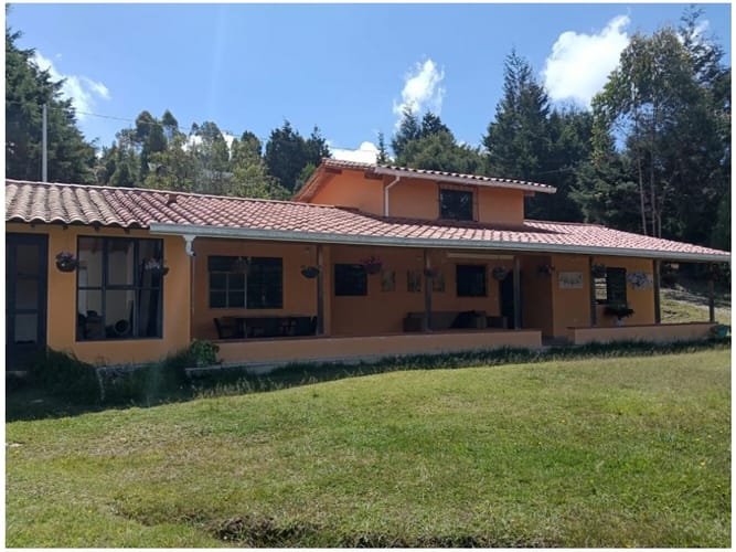 Casa de 3 alcobas en venta en Santa Elena, Medellín · foto 2 de 22