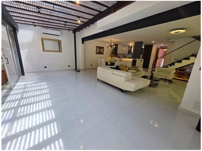 Casa de 3 alcobas en venta en El Tesoro, Medellín, 229 m² · foto 3 de 18
