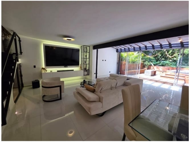 Casa de 3 alcobas en venta en El Tesoro, Medellín, 229 m² · foto 5 de 18
