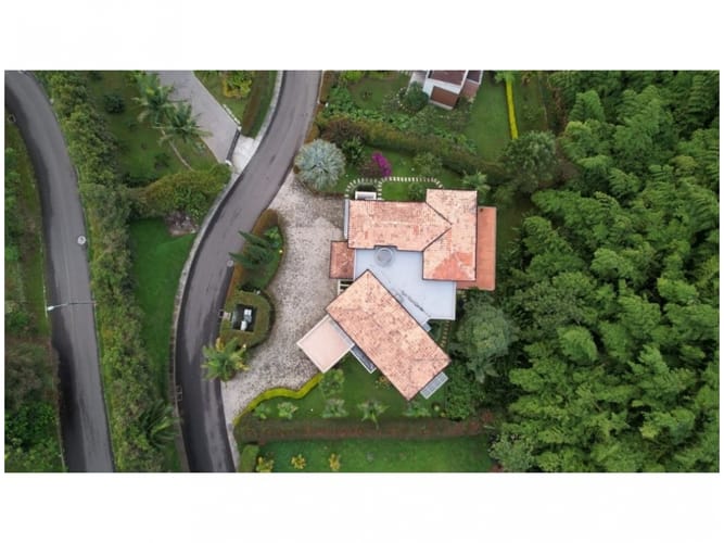 Casa de 6 alcobas en venta en Loma Del Escobero, Envigado, 1477 m² · foto 2 de 19