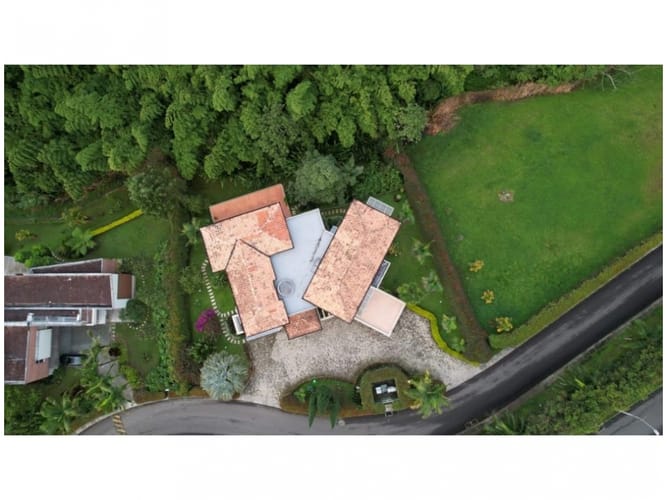 Casa de 6 alcobas en venta en Loma Del Escobero, Envigado, 1477 m² · foto 3 de 19