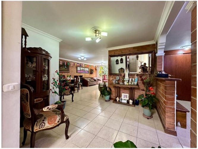 Casa de 3 alcobas en venta en Suramérica, La Estrella, 189 m² · foto 2 de 23