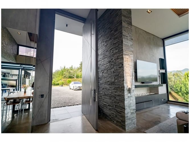 Casa de 4 alcobas en venta en La Ceja, 602 m² · foto 2 de 16