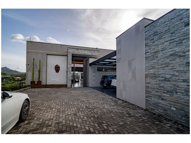 Casa de 4 alcobas en venta en La Ceja, 602 m² · foto 3 de 16
