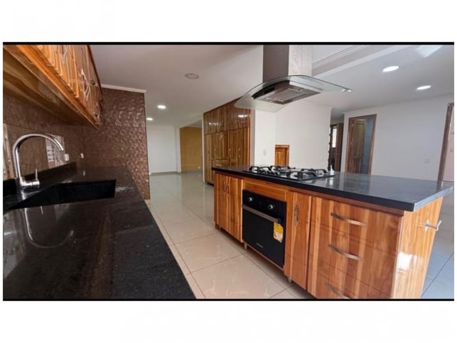 Casa de 5 alcobas en venta en Loma Benedictinos, Envigado, 400 m² · foto 4 de 8