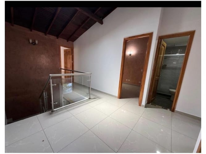 Casa de 5 alcobas en venta en Loma Benedictinos, Envigado, 400 m² · foto 5 de 8