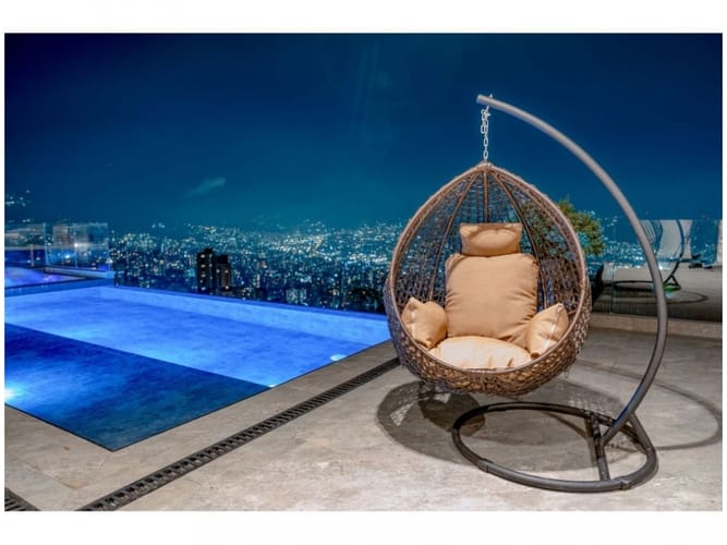 Casa de 7 alcobas en venta en El Poblado, Medellín · foto 2 de 24