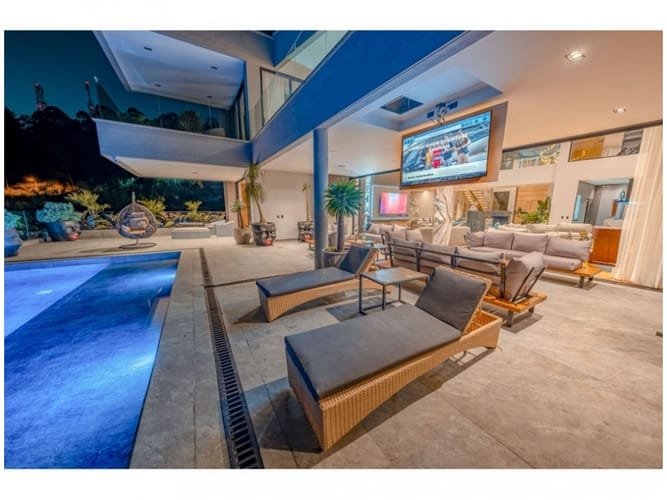 Casa de 7 alcobas en venta en El Poblado, Medellín · foto 3 de 24