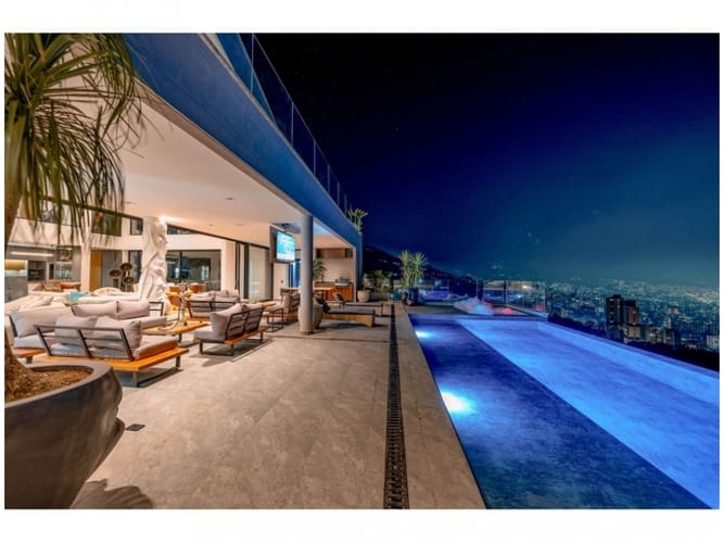 Casa de 7 alcobas en venta en El Poblado, Medellín · foto 9 de 24