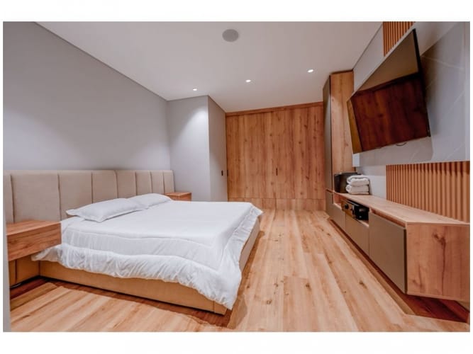 Casa de 7 alcobas en venta en El Poblado, Medellín · foto 20 de 24