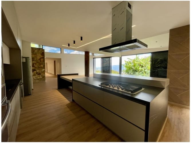 Casa de 3 alcobas en venta en El Poblado, Medellín, 450 m² · foto 3 de 24