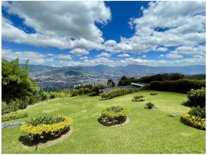 Casa de 3 alcobas en venta en El Poblado, Medellín, 500 m² · foto 2 de 24
