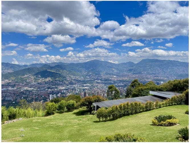 Casa de 3 alcobas en venta en El Poblado, Medellín, 500 m² · foto 3 de 24