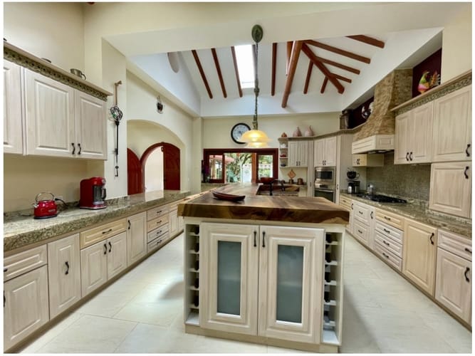 Casa de 3 alcobas en venta en El Poblado, Medellín, 500 m² · foto 19 de 24